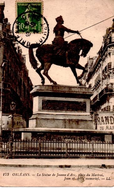 Orléans Place du Martroi Statue de Jeanne d Arc Carte postale