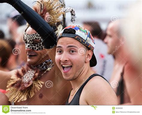 Povos Durante A Parada De Orgulho Alegre Em Sitges Fotografia Editorial