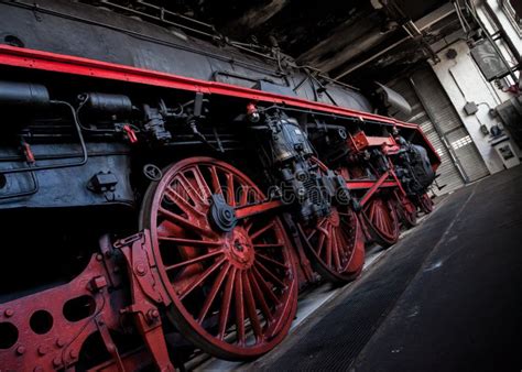 Wielen Van Een Duitse Stoomtrein Stock Foto Image Of Locomotief Zaal