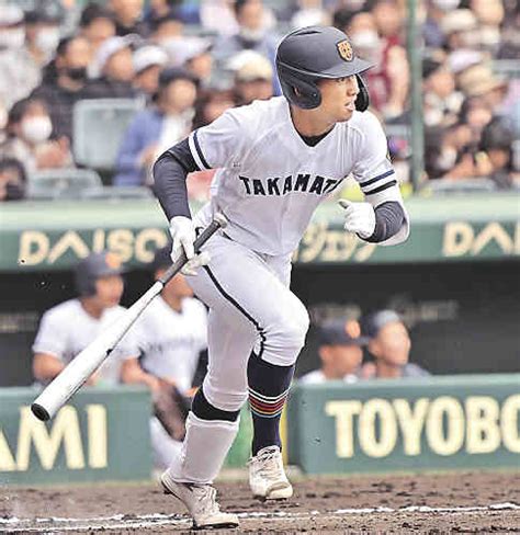 第95回選抜高校野球大会 第7日＝高松商、初戦で涙 【高松商―東邦】1回裏高松商1死二塁、久保が中前打を放つ＝甲子園 四国新聞社