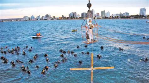 Cómo es el Vía Crucis submarino un evento único en el mundo y