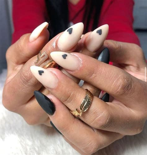 Uñas nude con negro Uñas nude Uñas beige Uñas