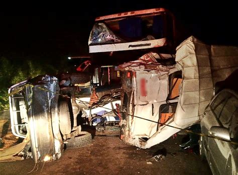 Acidente ônibus e cinco carros deixa dois mortos na Fernão Dias em