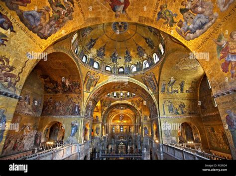 Amazing mosaics inside the Basilica di San Marco (St Mark), Venice ...
