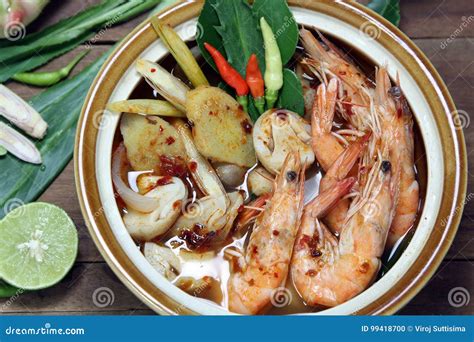 Heißer Und Saurer Thailändische Suppe Tom Yum Kung Shrimp klarer Brühe