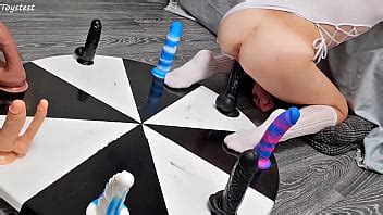 Une petite demi soeur gagne son propre orgasme en jouant à la roue des godes XVIDEOS