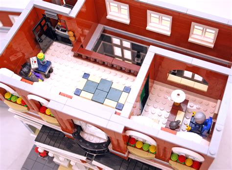 Town Hall - LEGO set #10224-1 (Building Sets > City > Modular Buildings)