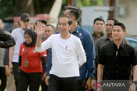 Ribuan Warga Antusias Sambut Kedatangan Presiden Jokowi Di Gorontalo