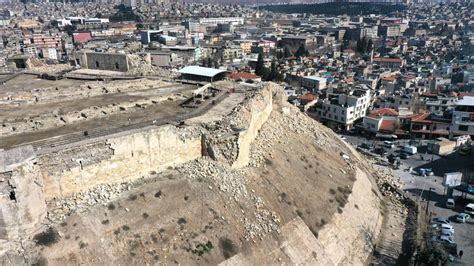 Depremde Tarihi Gaziantep Kalesi De Hasar G Rd Trt Haber Foto Galeri