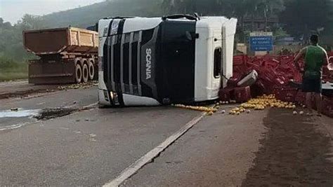 Caminh O Tomba E Carga De Laranja Se Espalha Pela Br Veja V Deo