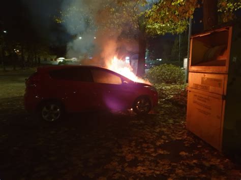 Carate Brianza Carate Auto A Gpl In Fiamme Nel Parcheggio Vicino All