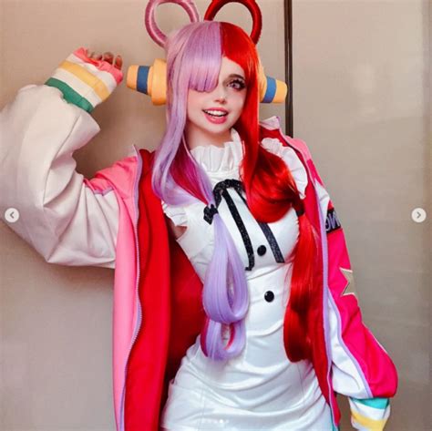 Modelo brasileña hace cosplay de Uta de One Piece Atomix