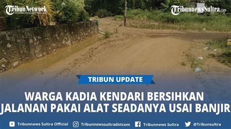 Jalan Di Kadia Tertutup Lumpur Banjir Kendari Sulawesi Tenggara Warga