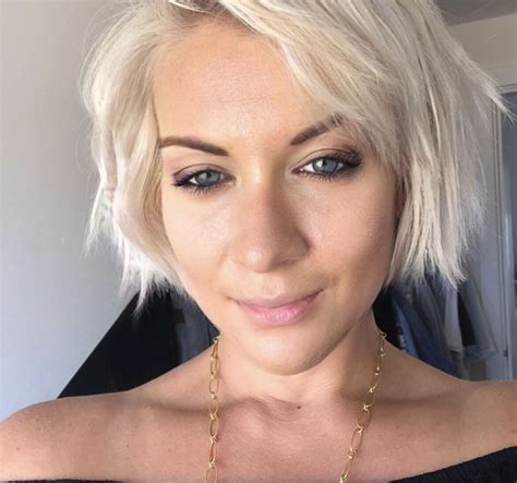 Short Platinum Blonde Wavy Bob Blonde Kapsels Kapsels Haarstijlen
