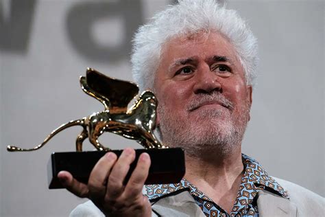 Pedro Almodóvar El director de cine recoge el León de Oro de Honor en