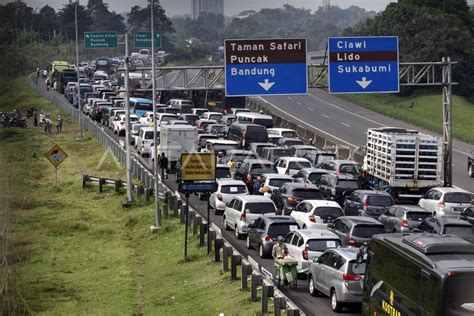 Macet Jalur Puncak Bogor Antara Foto