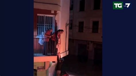 Maltempo A Catania Donna Salva Un Uomo Trascinato Via Dall Acqua In