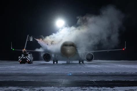 Dégivrage Au Sol D un Avion De Passagers Sur L aire De Trafic Nocturne