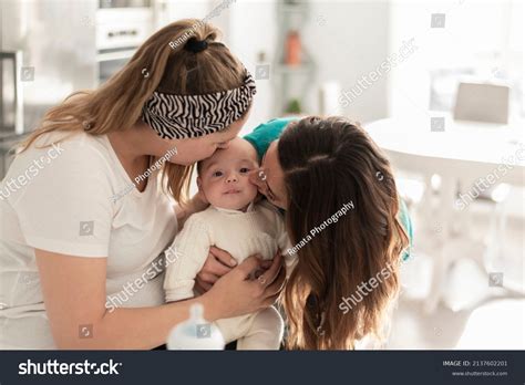 150 imágenes de Gay couple kisses with kids Imágenes fotos y vectores de stock Shutterstock