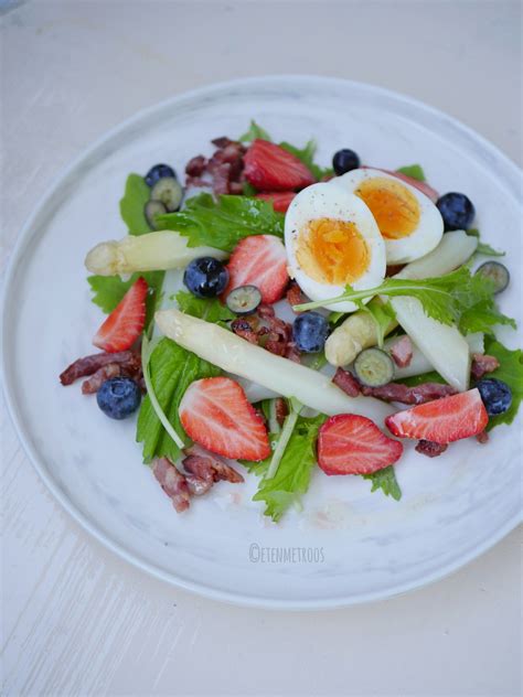 Witte Asperge Salade Met Raapsteel Aarbei En Spekjes Eten Met Roos