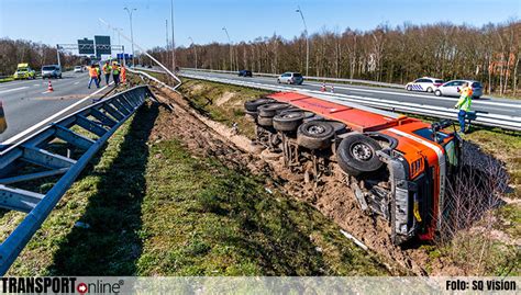 Transport Online Vrachtwagen Met Warm Asfalt Gekanteld Langs A Foto