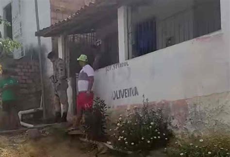 Homem é encontrado morto dentro de casa perfurações pelo corpo em