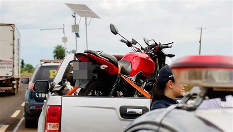 Motorista confunde câmera radar freia e é atingido por