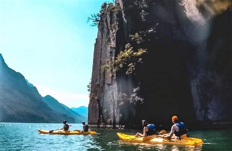 In Canoa Alla Magica Baia Del Bogn Nel Lago D Iseo