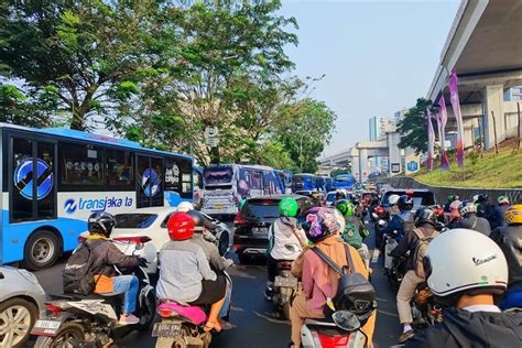 Foto ASN Pemprov DKI Yang WFH Dijamin Tak Keluar Rumah Kemacetan Dan