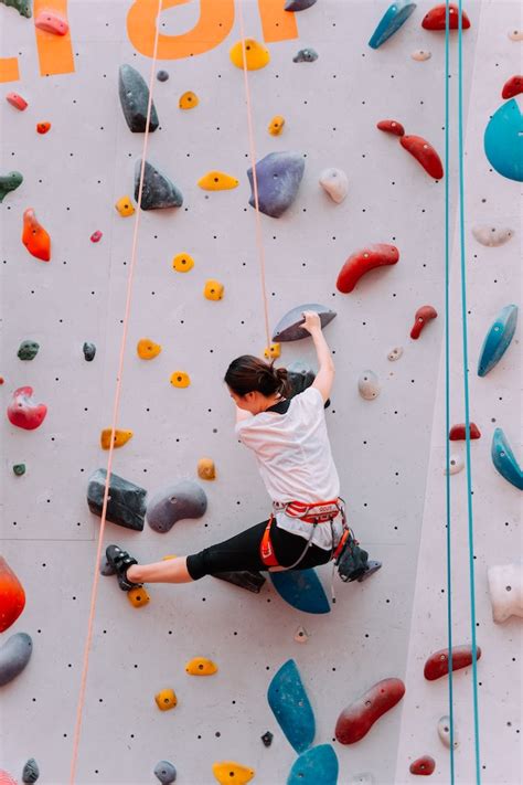 A Beginner S Guide To Using Climbing Chalk For Indoor And Outdoor Climb