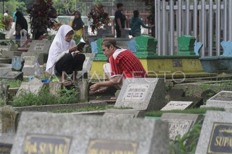 Tradisi Ziarah Kubur Jelang Ramadhan Di Malang Antara Foto