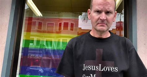 Buscó en la vida gay un hombre que le salvara lo encontró luego en el Cristo que había despreciado