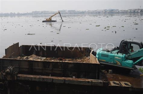 Pengerukan Waduk Pluit Antara Foto