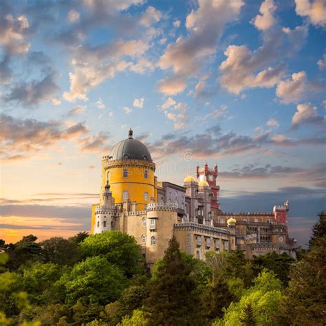 Palacio De Hadas Contra El Cielo Hermoso El Panorama De Pala Nacional