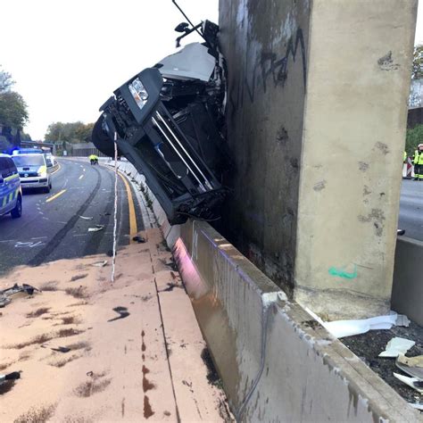 A46 in Wuppertal Lkw Fahrer stirbt bei Aufprall auf Brücke