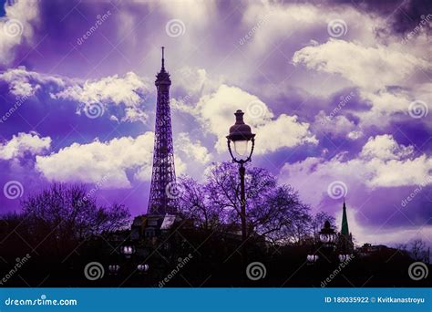 Torre Eiffel Y Linterna En El Fondo Del Cielo Nocturno Hermoso Cielo