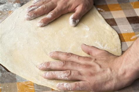 El Cocinar Y Concepto Casero Cercanos Para Arriba De Las Manos