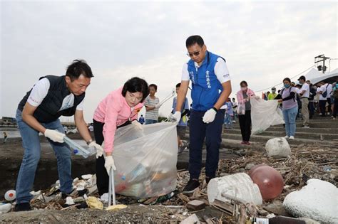 與鄉親一起捲袖清垃圾 「她」以行動展現淨灘愛地球 風傳媒