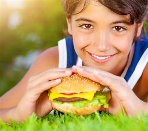 Gar On Mangeant Des Jeunes D Cole D Hamburger Photo Stock Image Du