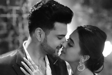 Karan Kundrra Tejasswi Parakshs Kissing Video Went Viral Blogg Buzz