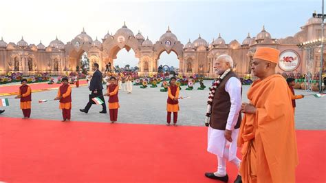 Photos पीएम मोदी ने किया स्वामी महाराज के शताब्दी समारोह का उद्घाटन एक महीने चलेगा आयोजन Pm