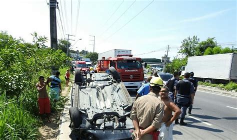 Motoristas Ficam Feridos Ap S Carro Capotar E Ve Culo Cair Em Igarap