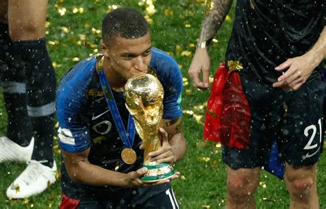 Coupe Du Monde 2018 My Love Mbappé Embrasse La Coupe Du Monde Et C