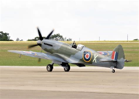 France Royaume Uni Le Spitfire Mk Xiv Rm A Effectu Son Nouveau