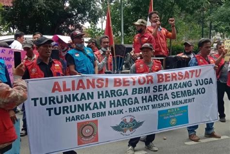 Pengemudi Bentor Demo Kantor Pertamina di Medan - GenPI.co SUMUT