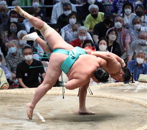 ＜大相撲名古屋場所10日目＞豊昇龍はかけ投げで琴の若（手前）を破る （撮影・奥 調） ― スポニチ Sponichi Annex スポーツ