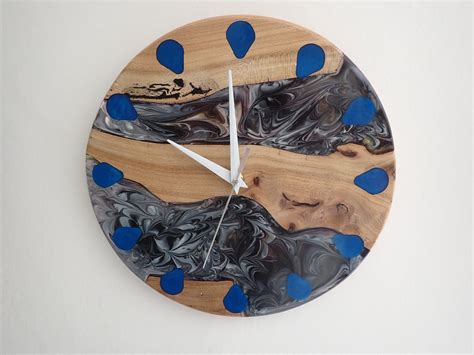 Horloge unique diamètre 30cm en bois et en résine époxy Etsy