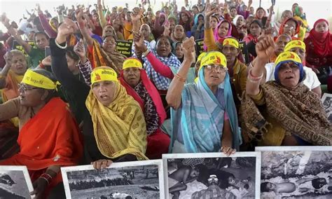 Bhopal Gas Tragedy Ten Women Survivors End Their Fast After Getting