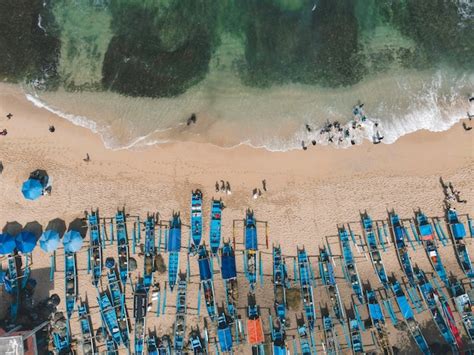 Vue A Rienne Par Drone Des Bateaux De P Cheurs Sur La Plage De