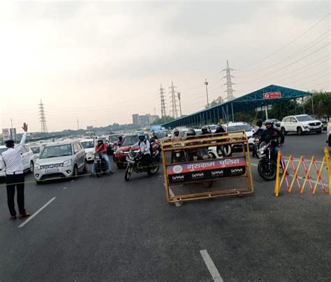 Free Photo Gurugram Traffic Police Provides 12km Green Corridor To